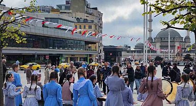 Deprem nedeniyle 23 Nisan etkinlikleri iptal edilen Tataristanlı çocuklardan Taksim'de sembolik gösteri