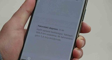 Deprem öncesinde telefonuna gelen uyarı ile dışarı çıkıp o anları kayıt altına aldı