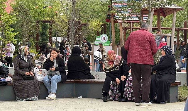 Deprem sonrası kendini sokağa atan vatandaşlar parklara ve boş alanlara akın etti
