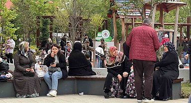 Deprem sonrası kendini sokağa atan vatandaşlar parklara ve boş alanlara akın etti