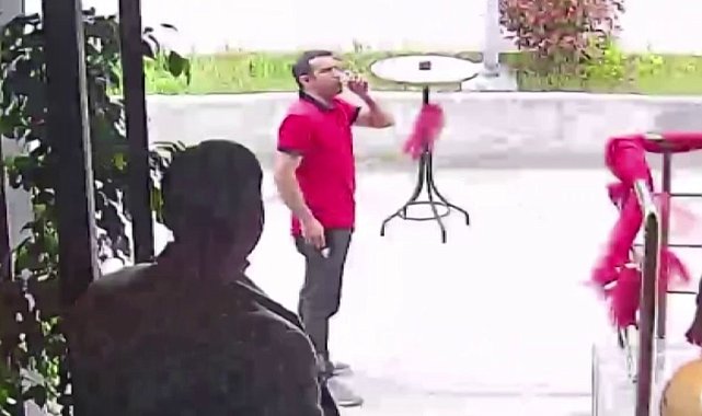 Depremde kaçarken elindeki bardağı bırakmadı, dışarı çıktığında çayını yudumladı
