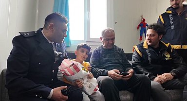 Depremde öksüz kalan Çınar Efe'ye polislerden bayram ziyareti