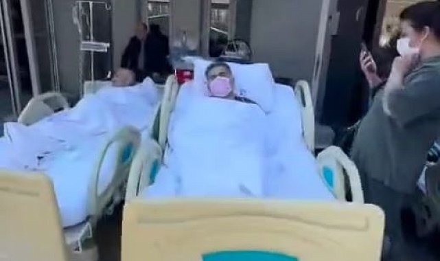 Depremin ardından hastalar sedyelerle tahliye edildi