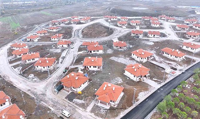 Depremin ardından Kadıoğluçiftliği'ndeki köy evlerinde yaşam başladı