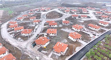 Depremin ardından Kadıoğluçiftliği'ndeki köy evlerinde yaşam başladı