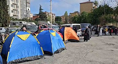 Depremin ardından vatandaşlar park ve bahçelere çadır kurdu