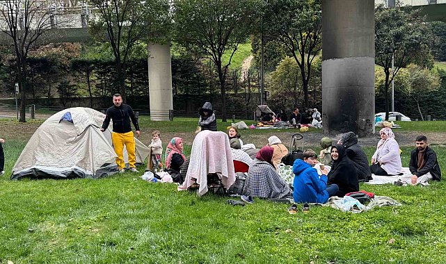 Depremin ardından vatandaşlar park ve bahçeleri doldurdu