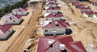 Depremin merkezinde köy evlerinin yapımı sürüyor