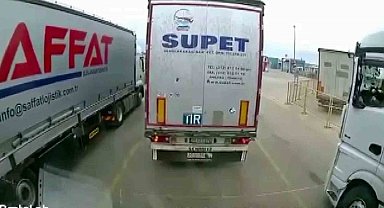 Depremin şiddetini gözler önüne seren görüntü: Tırlar beşik gibi sallandı