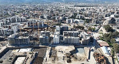 Depremle birlikte boş araziye dönen Antakya'da yüzlerce bina yükseliyor