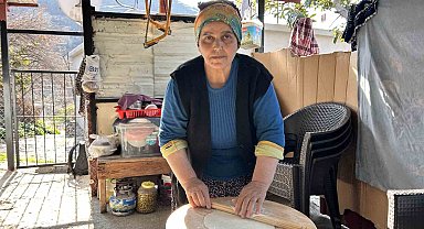 Depremzede kadın gözleme ve yufka ekmek yaparak hayata tutundu