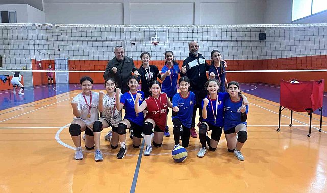 Depremzede küçük kızlar filenin sultanları olma yolunda ter döküyorlar