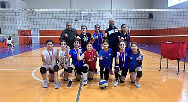 Depremzede küçük kızlar filenin sultanları olma yolunda ter döküyorlar
