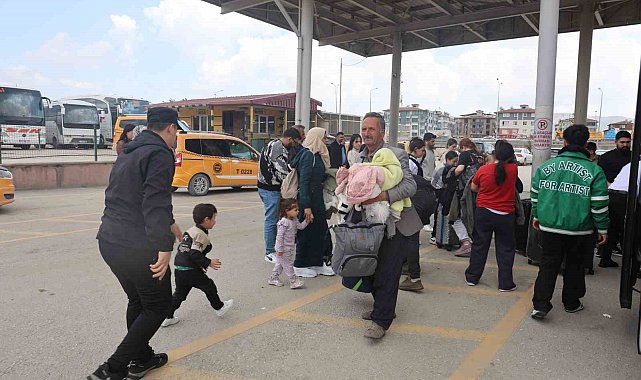 Depremzede vatandaşlar tedirginlik içerisinde İstanbul'dan dönüşlerini sürdürüyor