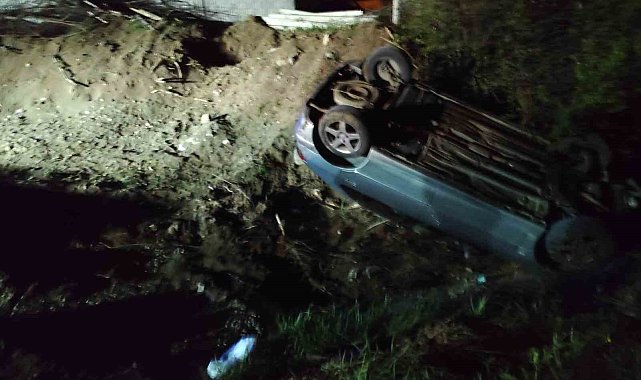 Dere yatağına devirlenen otomobilin sürücüsü yaralandı