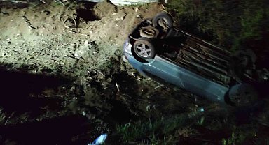 Dere yatağına devirlenen otomobilin sürücüsü yaralandı