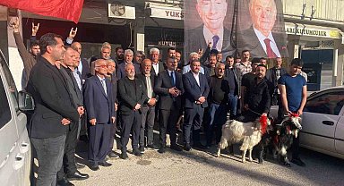 Devlet Bahçeli'nin sağlığına kavuşmasının ardından adak koç kesildi, tatlı ikram edildi