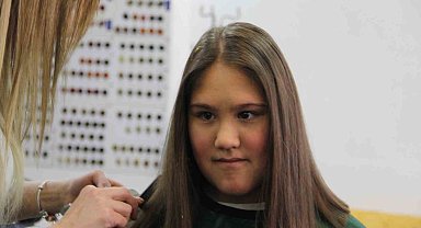 Devlet yurdunda büyüyen vatandaş, kadın kuaförü eşiyle birlikte yürekleri ısıtıyor