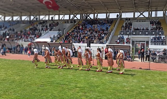 Devrek'te 23 Nisan Çocuk Bayramında minik Ayla folklor grubuna eşlik etti