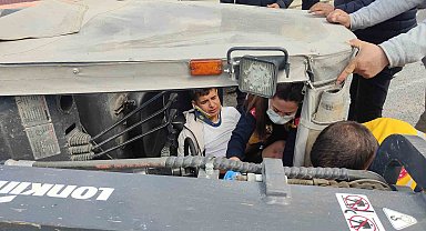 Devrilen forkliftin altında kalan işçi yaralandı