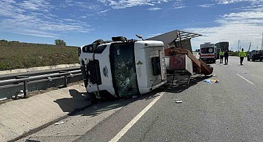 Devrilen kamyon sürücüsü yaralandı