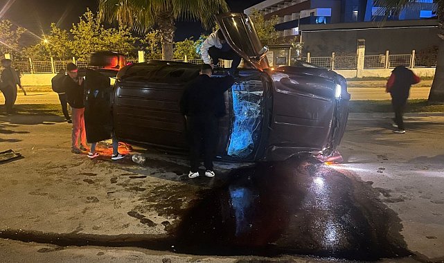 Devrilen otomobildekilerin çıkarılma anlarını film izler gibi izlediler
