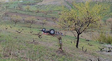 Devrilen traktörün altında kalan sürücü hayatını kaybetti