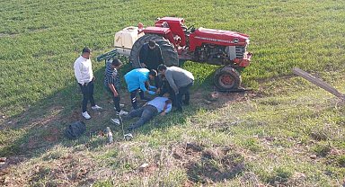 Devrilen traktörün altında kaldı, hastanede hayatını kaybetti