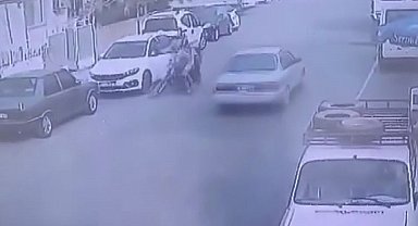 Dikkatsiz sürücünün kapıyı açmasıyla motosikletteki 2 kişi yere yığıldı: O anlar kamerada