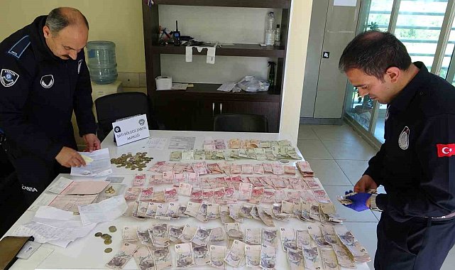 Dilencinin üzerinden emekli maaş dekontu ile birlikte 2 bin 479 TL, ziynet eşyası ve banka cüzdanı çıktı