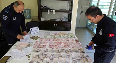 Dilencinin üzerinden emekli maaş dekontu ile birlikte 2 bin 479 TL, ziynet eşyası ve banka cüzdanı çıktı