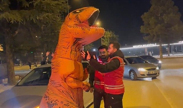 Dinozor kostümüyle Isparta'nın kalbini fetheden genç trafik kazasında ağır yaralandı