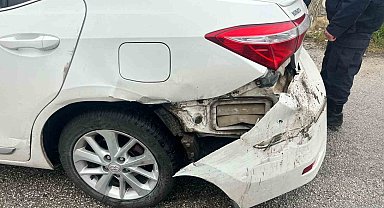 Direksiyon hakimiyetini kaybeden otomobil karşı şeritten gelen otomobile çarpması sonucu şarampole yuvarlandı, 2 yaralı