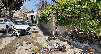 Direksiyon hakimiyetini kaybeden sürücü bahçe duvarına çarptı