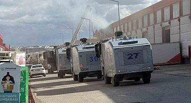 Diyarbakır'da bir fabrika deposunda çıkan ve 2 depoya daha sıçrayan yangın söndürüldü