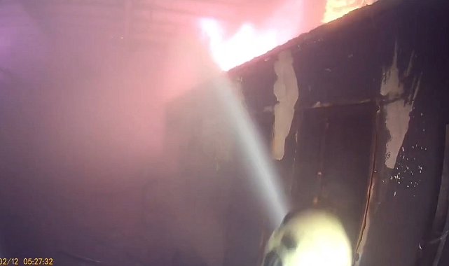 Diyarbakır'da fabrika deposundaki yangını söndürme anları kask kamerasına yansıdı