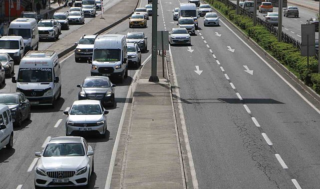 Diyarbakır'da kapısı açık otomobille tehlikeli nakliye
