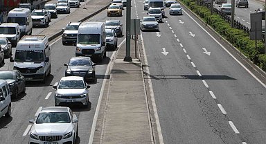 Diyarbakır'da kapısı açık otomobille tehlikeli nakliye