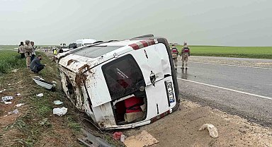 Diyarbakır'da yolcu minibüsü devrildi: 9 yaralı
