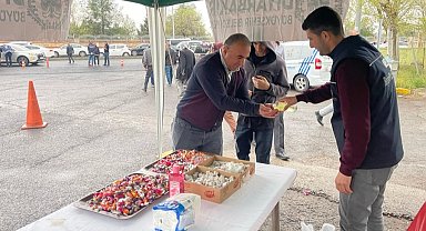 Diyarbakır'da mezarlık ziyaretinde bulunanlara ikram