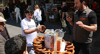 Diyarbakırlı fenomen 5 yıldır canlı yayın bağışlarıyla ücretsiz simit ve meyve suyu dağıtıyor