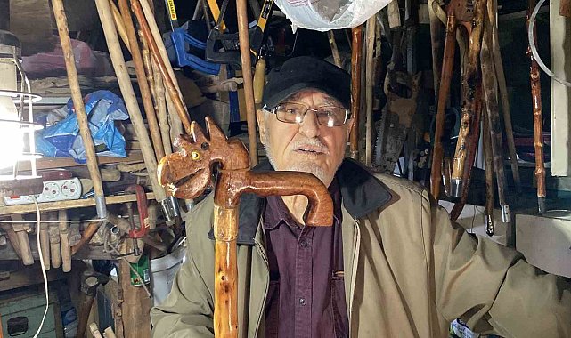 Doğadan topladığı ağaç dallarını bastona dönüştürüyor
