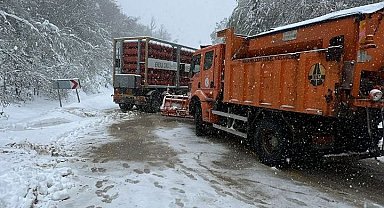 Doğalgaz tüpleri yüklü tır kaydı, yol ulaşıma kapandı