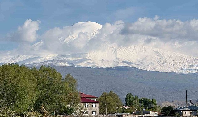 Doğunun Çukurovası Iğdır'da dağlar Nisan'da beyaza büründü
