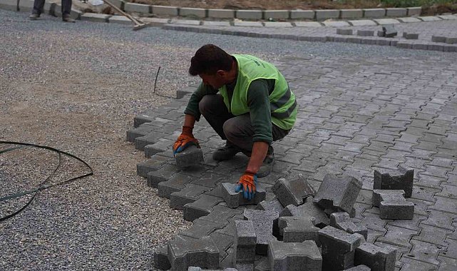 Dumlupınar Mahallesi'nde parke ve kaldırım çalışması
