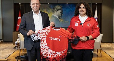 Dünya 2.'si kır çiçeği Nidanur'dan Başkan Seçer'e ziyaret