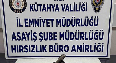 Dur ihtarına uymayan ehliyetsiz sürücünün aracında ruhsatsız tabanca ele geçirildi
