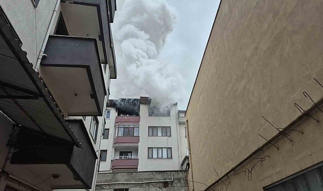 Düzce'de 5 katlı binanın en üst katı alevlere teslim oldu