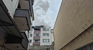 Düzce'de 5 katlı binanın en üst katı alevlere teslim oldu