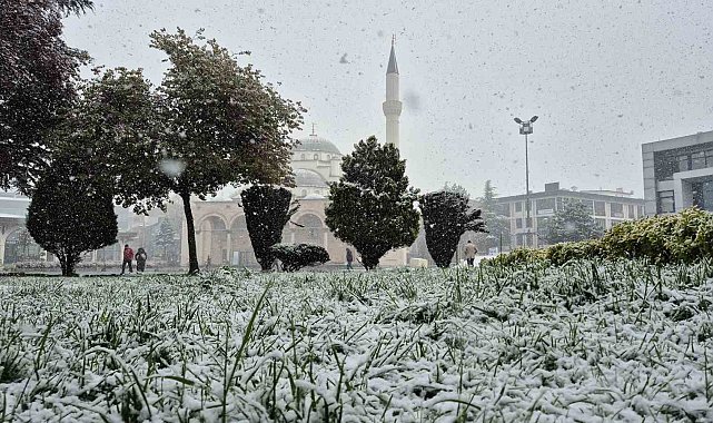 Düzce'de kent merkezi beyaza büründü